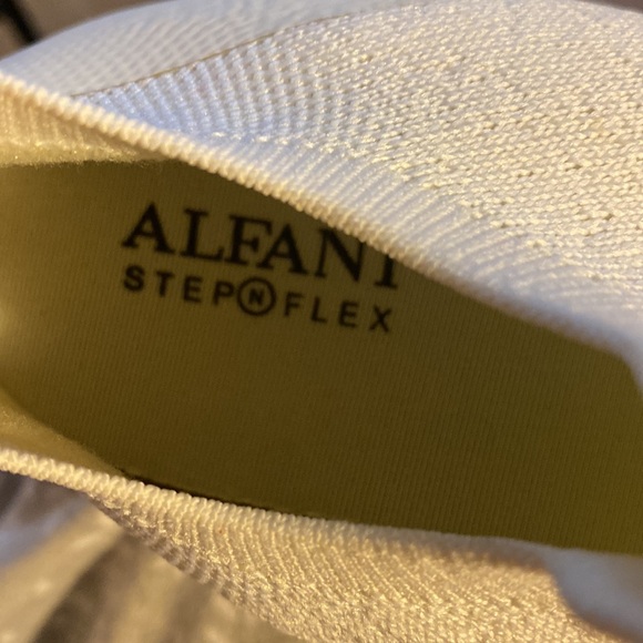 Stylish comfort wedge sneakers. Size 8 wide - Picture 3 of 3